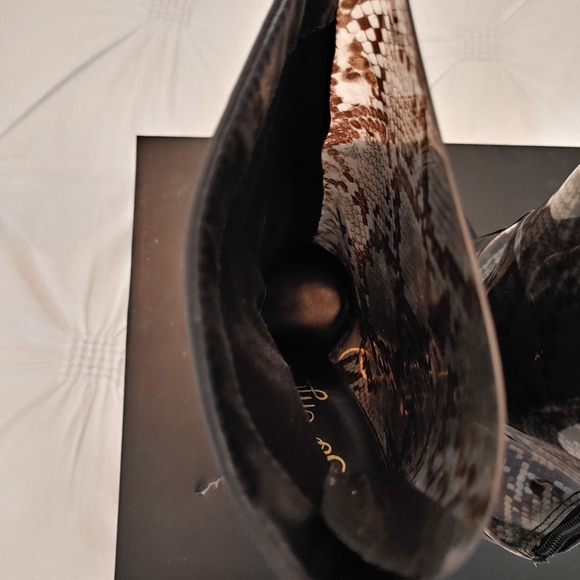 So Me black & transparent snakeskin printed 4.5in heeled boots. Size 7 - Picture 9 of 11